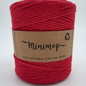 Kuvassa Lankava Oyn valmistama lankakerä. Sen tuotenimi on Minimop. Lanka on valmistettu kierrätyspuuvillasta. Se on väriltään punainen.