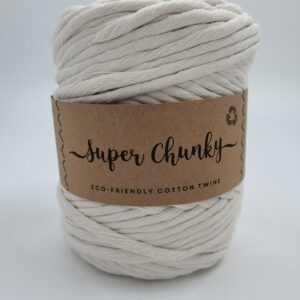 Kuvassa on Lankava Oy:n valmistama lankakerä. Sen tuotenimi on Super Chunky. Lanka on moppilankaa. Se on valmistettu kierrätyspuuvillasta. Lanka on väriltään luonnonvalkoinen.