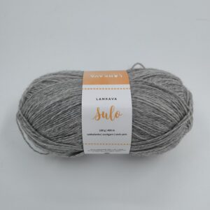 Kuvassa Lankava Oyn valmistama sukkalanka. Sen tuotenimi on Sulo. Lanka on väriltään usva.