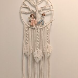 Kuvassa on ystävykset niminen makrametuote. Ystävykset-makrame on valmistettu käsityönä.